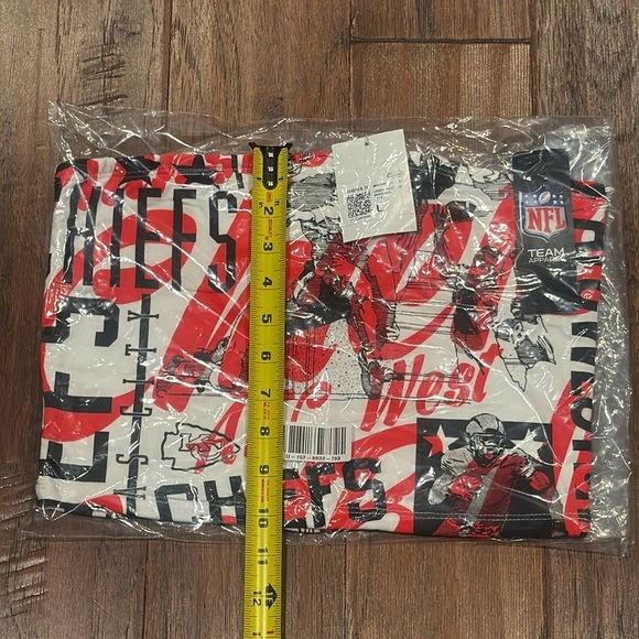 NWT! Large Tube Top NFL Chiefs Red and Black Graphic - Picture 3 of 8
